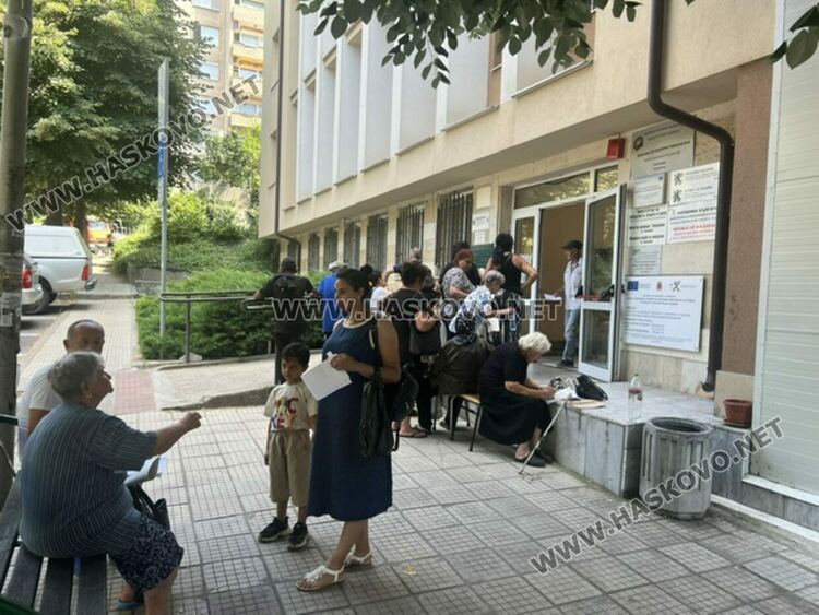 Опашки се извиха от 6 часа сутринта в първия ден за кандидатстване за помощи за отопление 