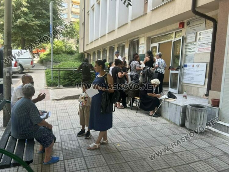 Опашки се извиха от 6 часа сутринта в първия ден за кандидатстване за помощи за отопление 