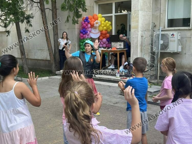 &bdquo;Забавно лято в библиотеката&ldquo; започна с много усмивки, танци и добро настроение