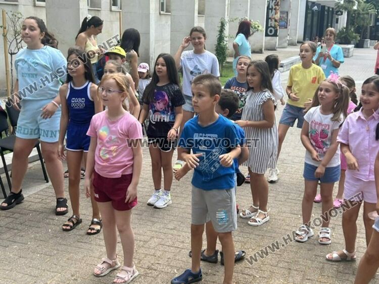 &bdquo;Забавно лято в библиотеката&ldquo; започна с много усмивки, танци и добро настроение