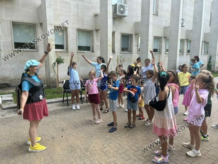 &bdquo;Забавно лято в библиотеката&ldquo; започна с много усмивки, танци и добро настроение