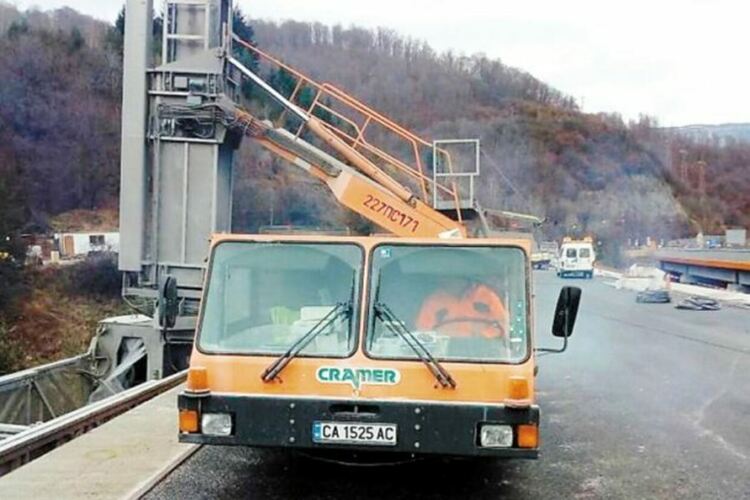 &bdquo;Автомагистрали&ldquo; ще сменя мантинелите с инхаус възлагане през следващите три години. Предстои смяна на ръководството на държавната фирма, обяви инж. Александър Тодоров, шеф на АПИ. Сн. Автомагистрали