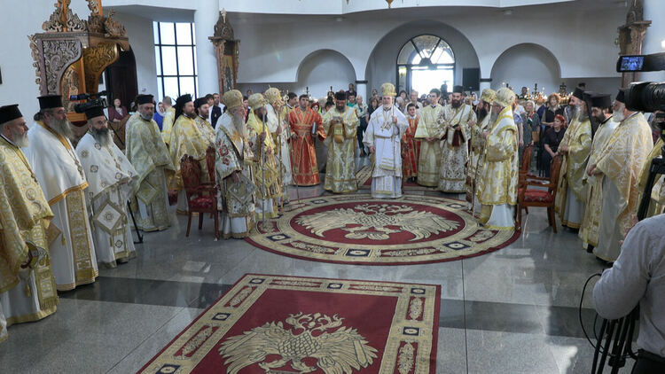 Смолян отбеляза 20 години от освещаването на храм &bdquo;Св. Висарион Смоленски&ldquo;, трима митрополити оглавиха празничната служба / ГАЛЕРИЯ/