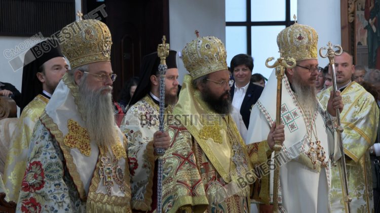 Смолян отбеляза 20 години от освещаването на храм &bdquo;Св. Висарион Смоленски&ldquo;, трима митрополити оглавиха празничната служба / ГАЛЕРИЯ/
