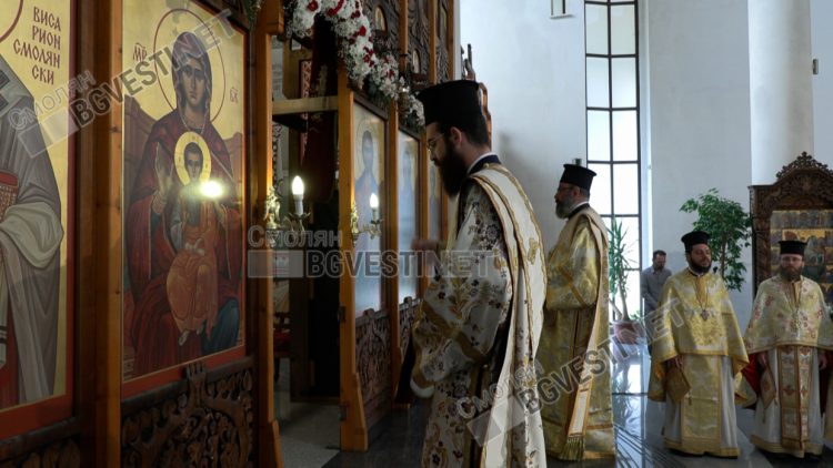 Смолян отбеляза 20 години от освещаването на храм &bdquo;Св. Висарион Смоленски&ldquo;, трима митрополити оглавиха празничната служба / ГАЛЕРИЯ/