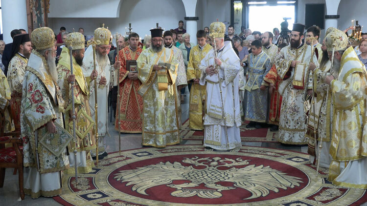 Смолян отбеляза 20 години от освещаването на храм &bdquo;Св. Висарион Смоленски&ldquo;, трима митрополити оглавиха празничната служба / ГАЛЕРИЯ/