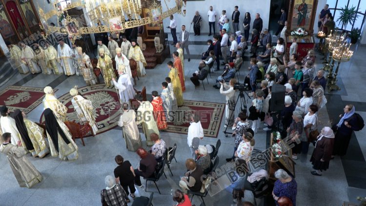 Смолян отбеляза 20 години от освещаването на храм &bdquo;Св. Висарион Смоленски&ldquo;, трима митрополити оглавиха празничната служба / ГАЛЕРИЯ/