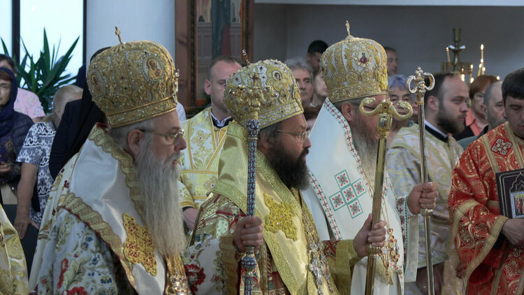 Смолян отбеляза 20 години от освещаването на храм &bdquo;Св. Висарион Смоленски&ldquo;, трима митрополити оглавиха празничната служба / ГАЛЕРИЯ/