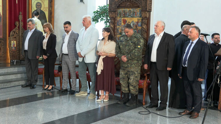 Смолян отбеляза 20 години от освещаването на храм &bdquo;Св. Висарион Смоленски&ldquo;, трима митрополити оглавиха празничната служба / ГАЛЕРИЯ/