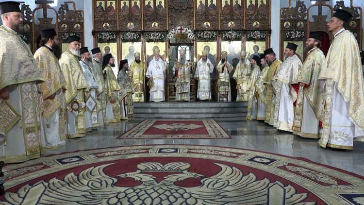 Смолян отбеляза 20 години от освещаването на храм &bdquo;Св. Висарион Смоленски&ldquo;, трима митрополити оглавиха празничната служба / ГАЛЕРИЯ/