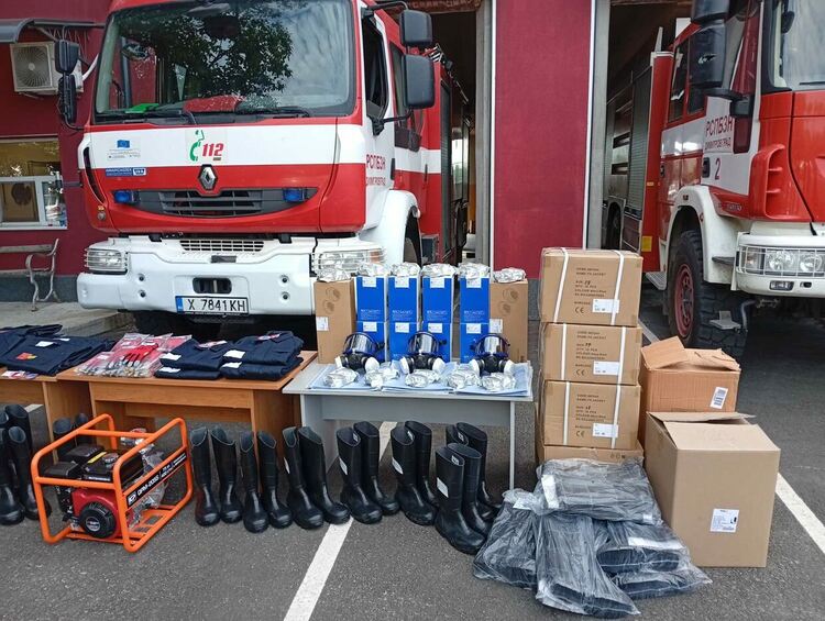 Пожарната в Димитровград получи защитна екипировка и оборудване за пожарникари и доброволци 
