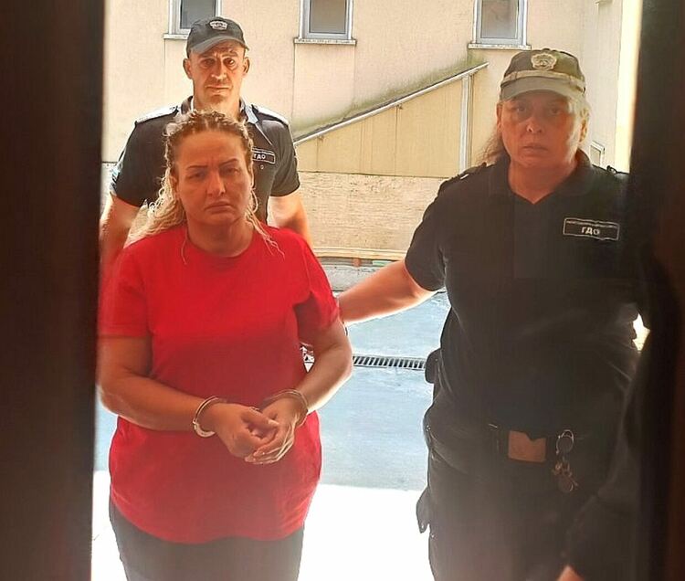 Оставиха в ареста жената, задържана с близо 48 кг марихуана в кола