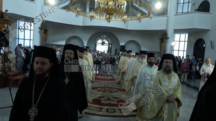 Смолян отбеляза 20 години от освещаването на храм &bdquo;Св. Висарион Смоленски&ldquo;, трима митрополити оглавиха празничната служба / ГАЛЕРИЯ/