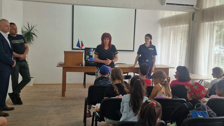 Полицейското управление в Смолян отвори врати за деца: Демонстрации, криминалистика и среща с кучето Нерон