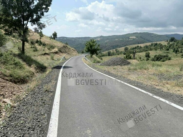 Пътя за Велишани, по който също тече проверка