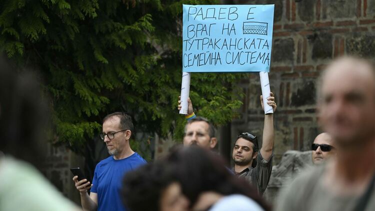 Протест "АНТИрадев" се закани да продължи наесен