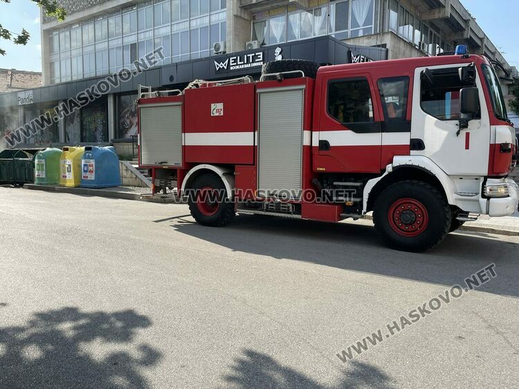 Пожар избухна в магазин в центъра на Хасково