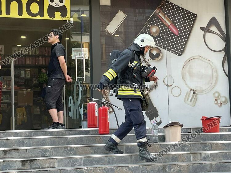Пожар избухна в магазин в центъра на Хасково