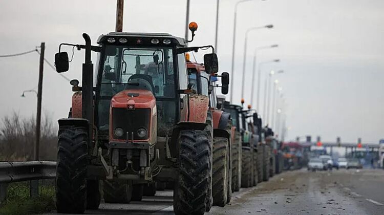 Фермери блокираха ГКПП &bdquo;Ивайловград &ndash; Кипринос&ldquo;, готвят пълно затваряне