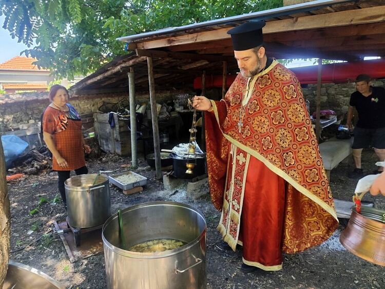 В с. Мандра почетоха света Неделя