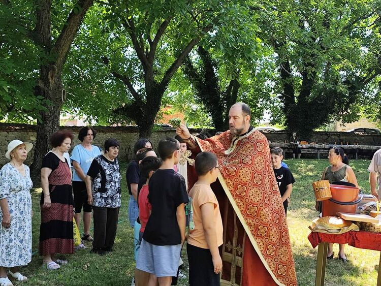В с. Мандра почетоха света Неделя