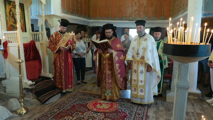 Жители и гости на Черепово посрещнаха митрополит Киприан в обновената църква &bdquo;Света Неделя&ldquo;