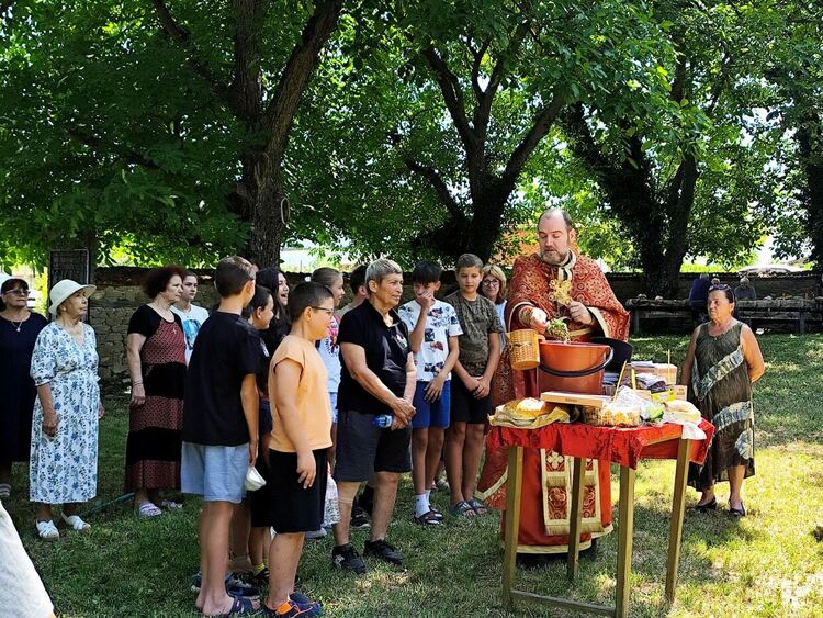 В с. Мандра почетоха света Неделя