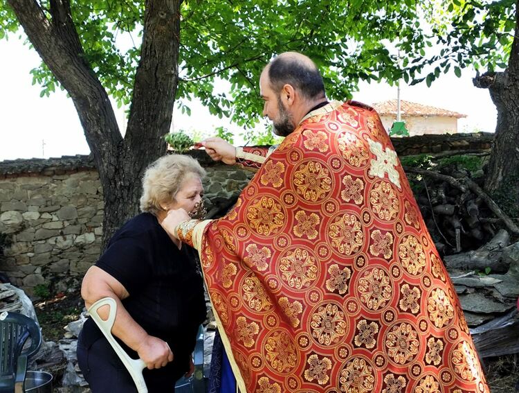 В с. Мандра почетоха света Неделя