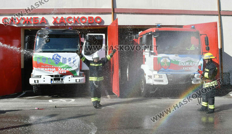 Пожарникарят Мехмед Бабаитов бе тържествено изпратен след 33 години служба