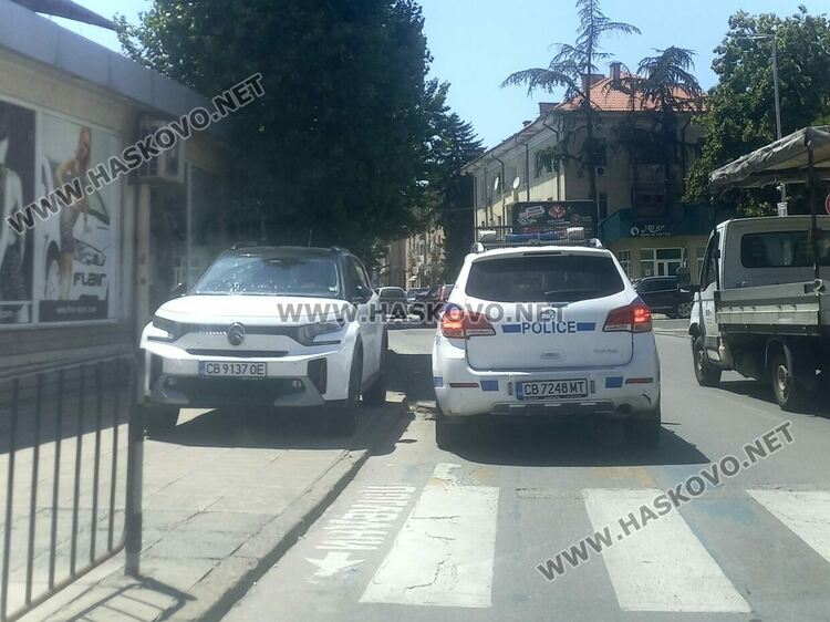 Шофьор паркира на тротоар и в насрещното в центъра на Хасково