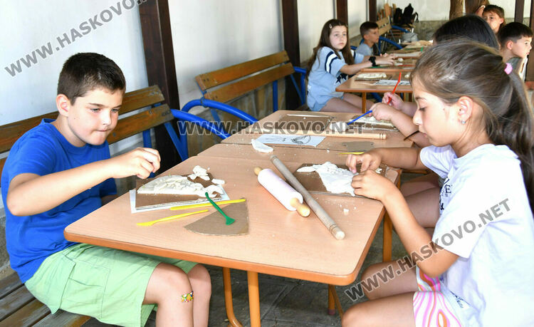 Деца майсториха домашни амулети в Хасково