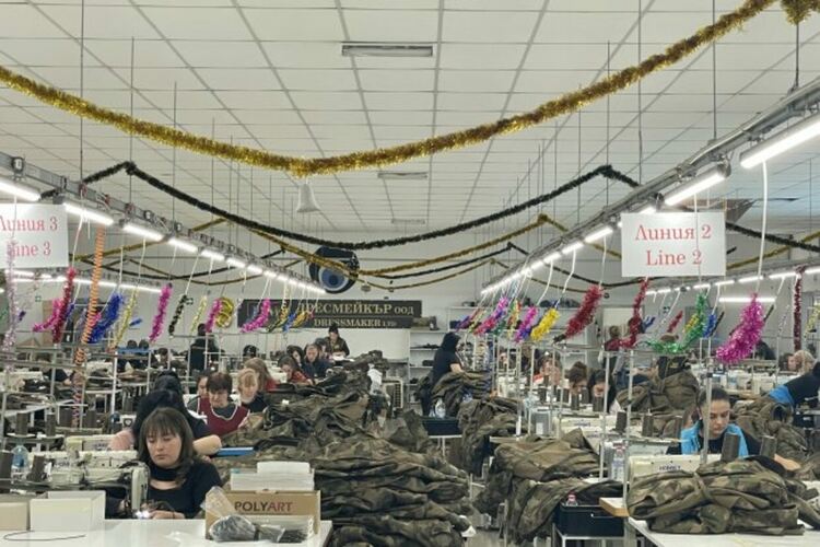 Предприятието в Асеновград шие изцяло за износ, сн. &bdquo;Дресмейкър&ldquo;