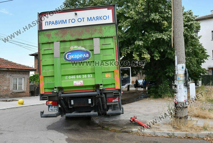 Водач на камион счупи хидрант на кръстовище в Хасково