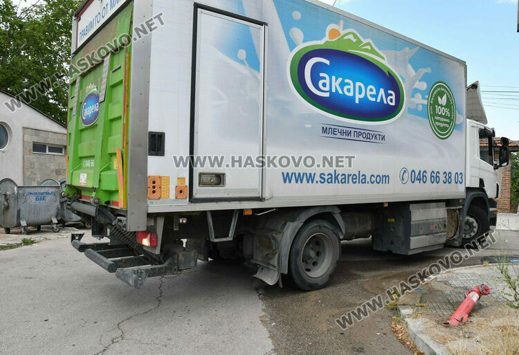 Водач на камион счупи хидрант на кръстовище в Хасково