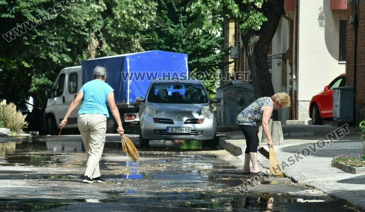 Водач на камион счупи хидрант на кръстовище в Хасково