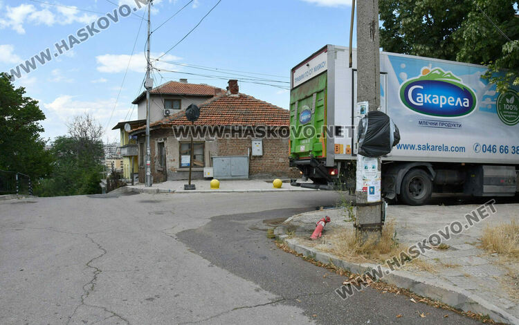 Водач на камион счупи хидрант на кръстовище в Хасково