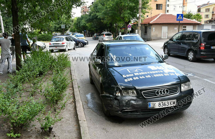 Три коли катастрофираха на ул. &bdquo;Стара планина&ldquo; в Хасково