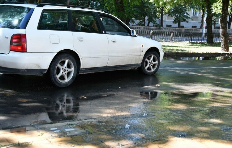 Вода блика от тротоара пред болницата в Хасково