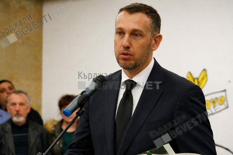 Между хаоса и държавността
