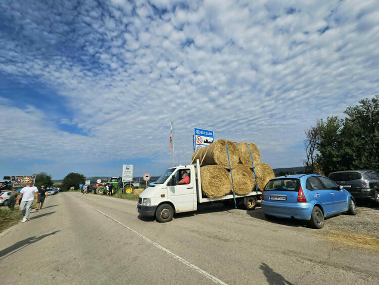 Земеделски протест затвори граничния преход "Ивайловград - Кипринос"