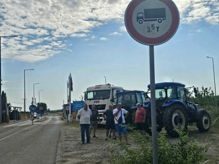 Земеделски протест затвори граничния преход "Ивайловград - Кипринос"