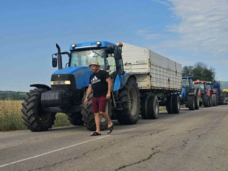 Земеделски протест затвори граничния преход "Ивайловград - Кипринос"