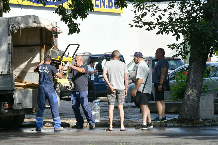 ВиК започна в понеделник ремонт на теч на питейна вода, бликнал в събота до МБАЛ-Хасково