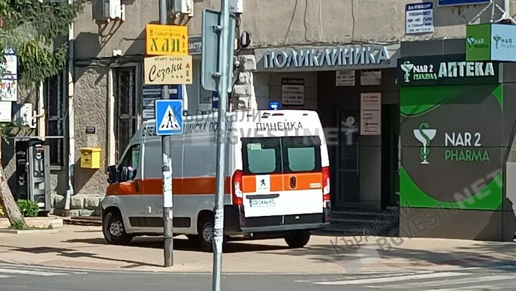 Две възрастни жени с инфаркти припаднаха в Кърджали,своевременно линейки ги транспортираха в болницата/снимки/