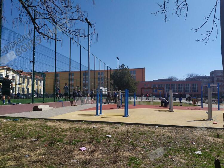 Община и общински училищата в Кърджали заключиха спортните си бази,децата няма къде да спортуват през лятото