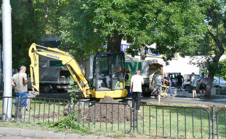 ВиК започна в понеделник ремонт на теч на питейна вода, бликнал в събота до МБАЛ-Хасково