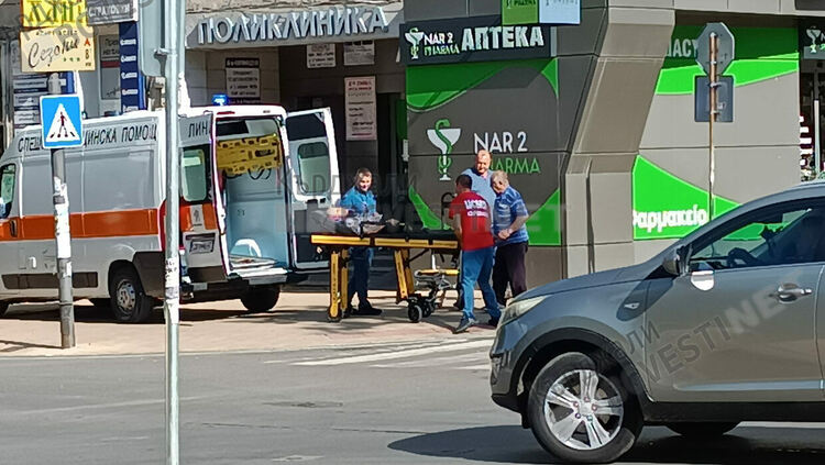 Две възрастни жени с инфаркти припаднаха в Кърджали,своевременно линейки ги транспортираха в болницата/снимки/