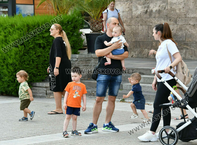 Майки протестираха в Хасково с искане за по-високо майчинство