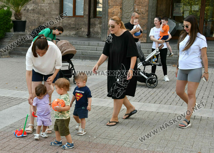 Майки протестираха в Хасково с искане за по-високо майчинство