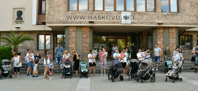Майки протестираха в Хасково с искане за по-високо майчинство